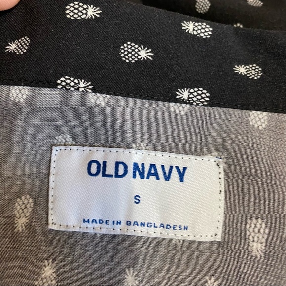 Old Navy Men’s Pineapple Print Short Sleeve Camp Shirt - Picture 5 of 7
